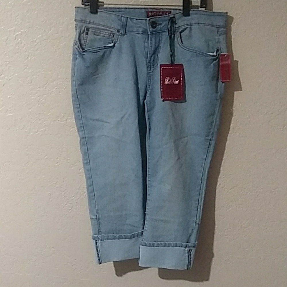 RED RIVET CAPRI JEANS SIZE 15 (NEW)